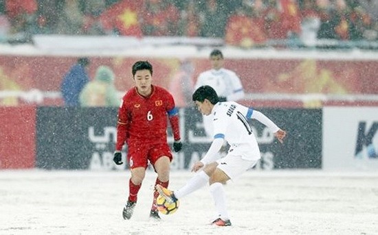 越南隊（深色衣）在亞洲盃決賽中不敵烏茲別克斯坦隊。