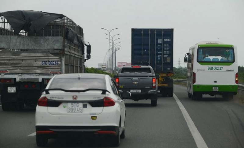 在本市-隆城-油曳高速公路上的某客車駛進緊急車道以越車行駛。