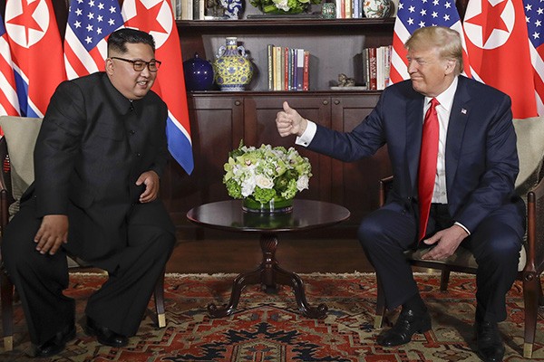 特朗普總統向朝鮮領導人金正恩豎起拇指。