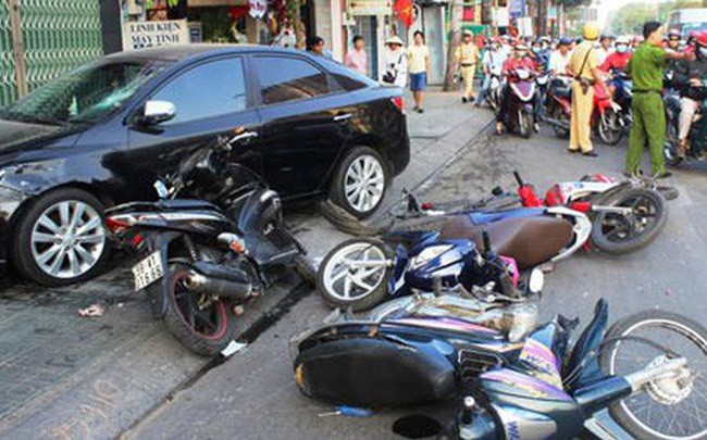 在舊邑郡潘文治街發生的汽車撞向6輛摩托車的連環交通事故，原因是車速失控所致。 潘文治街是正得到建議下調車速的11條街道之一。