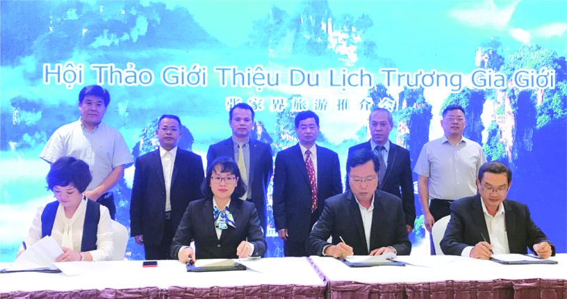 越中兩國旅遊單位簽署合作合同。