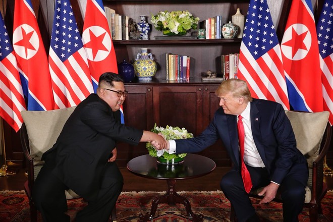 朝鮮領導人金正恩與美總統特朗普歷史性握手。