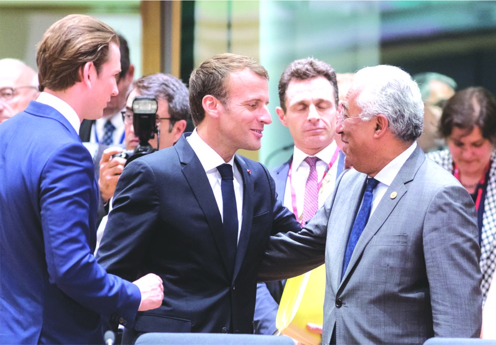 歐盟峰會上奧地利總理（左）、法國總統（中）與葡萄牙總理交談。