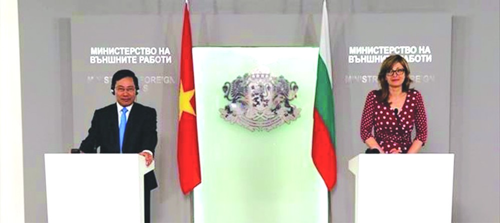 范平明副總理與保加利亞副總理扎哈里埃娃向新聞媒體通報會談結果。