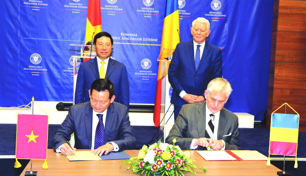 范平明副總理與梅雷什卡努外長見證越羅學院的合作備忘錄簽署儀式。