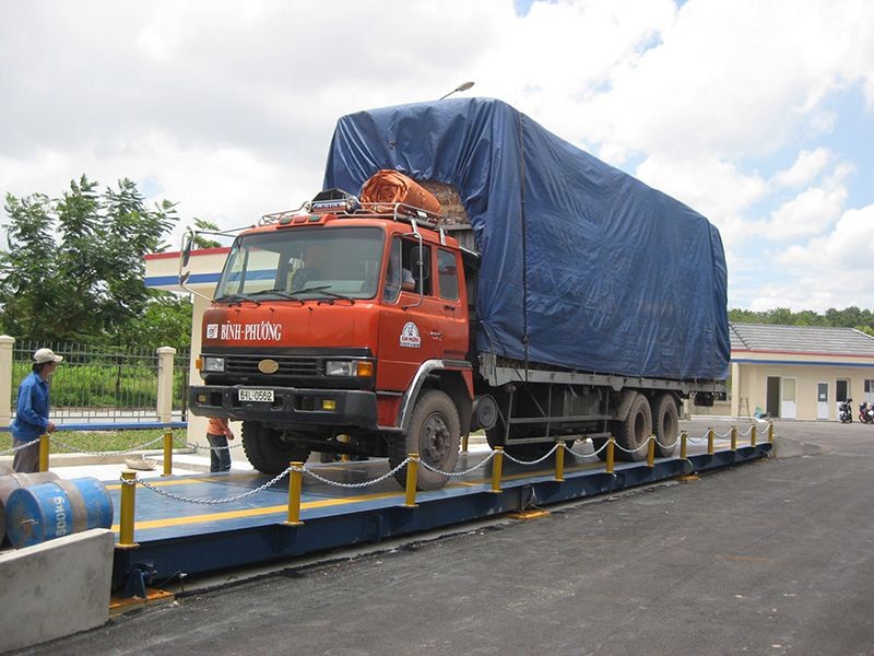 有關部門在檢測超載卡車的重量。