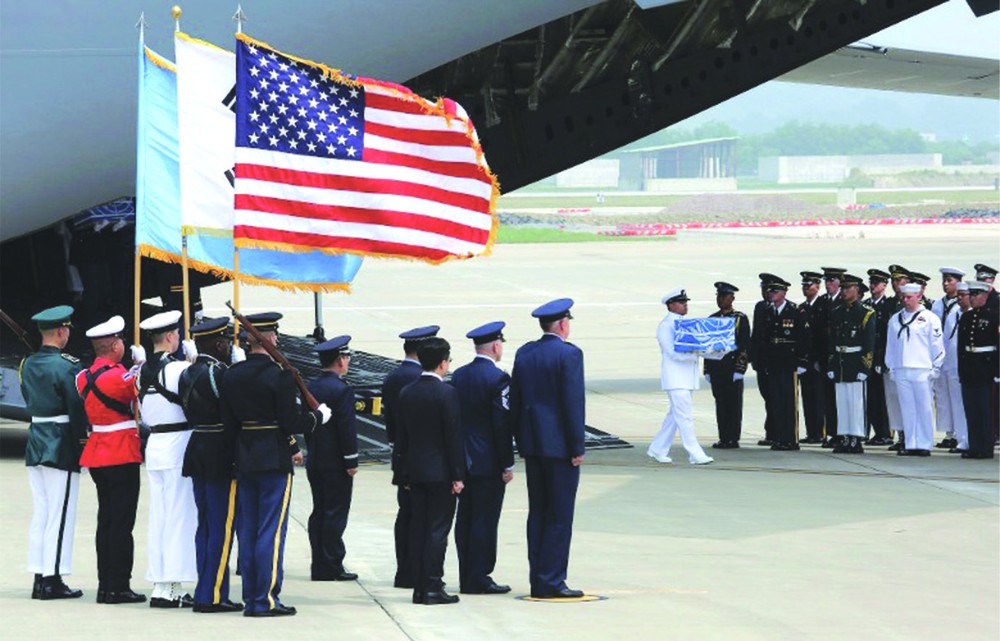美軍在烏山空軍基地迎接陣亡美軍遺骸。