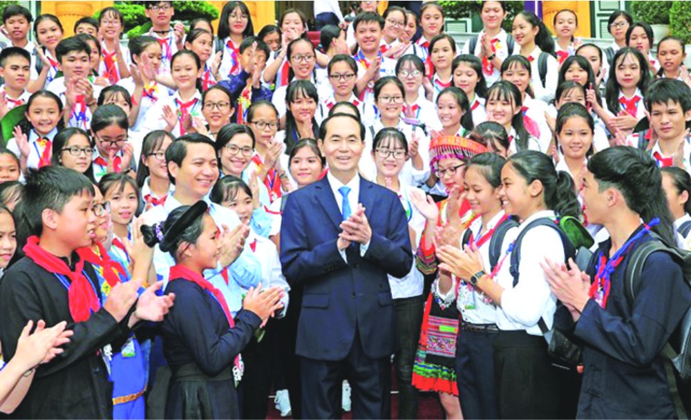 國家主席陳大光昨(10)日在主席府與參加2018年第三次全國優秀少先隊長聯歡會的200名少兒代表會晤。