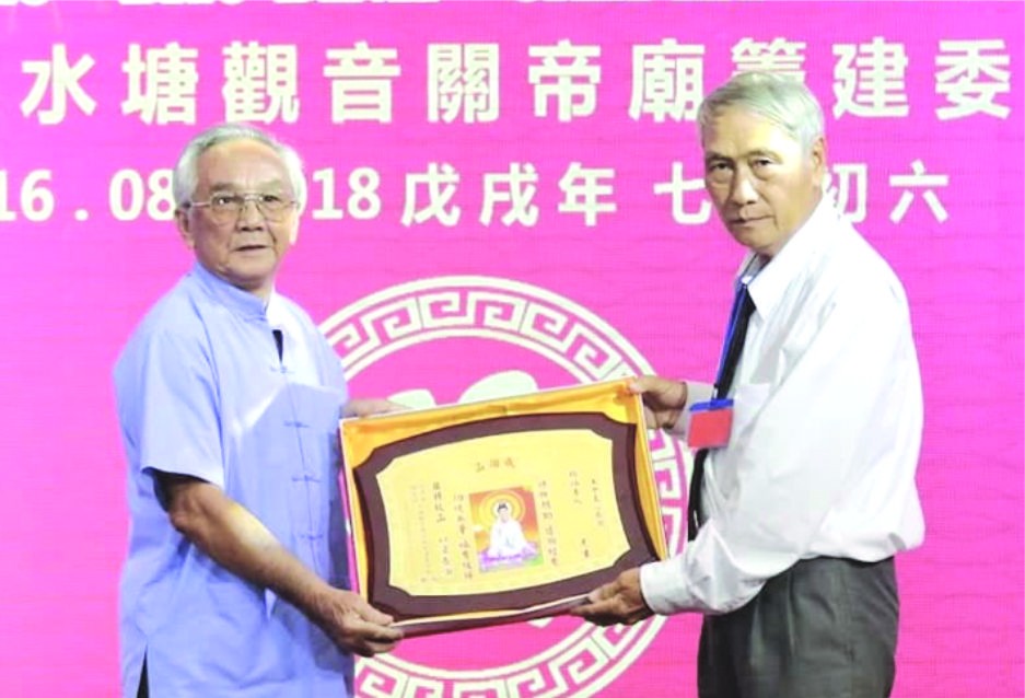 陸超運理事長(右)把建廟紀念牌移交給義購者。