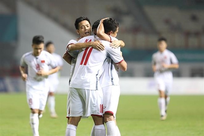越南球員進球後擁抱在一起慶祝。