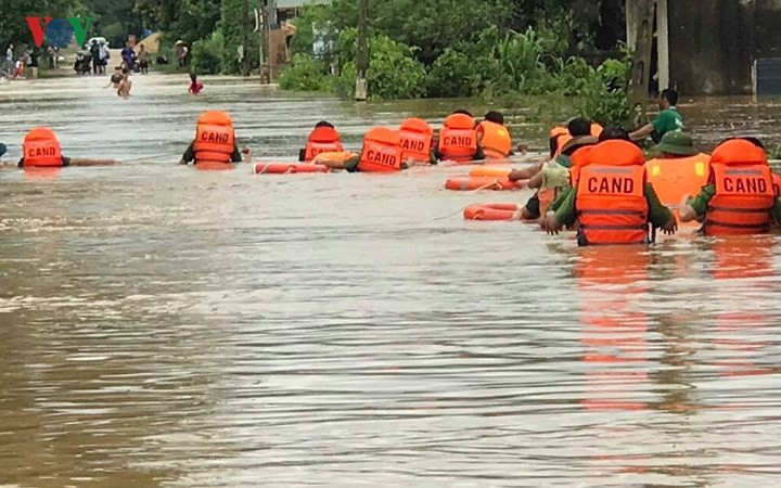 乂安省公安疏散洪澇災民。