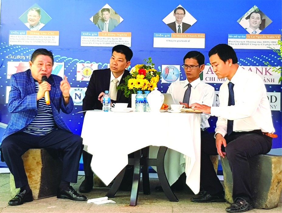 華人企業家杭慰瑤(左一)發表對行政總裁的觀點。