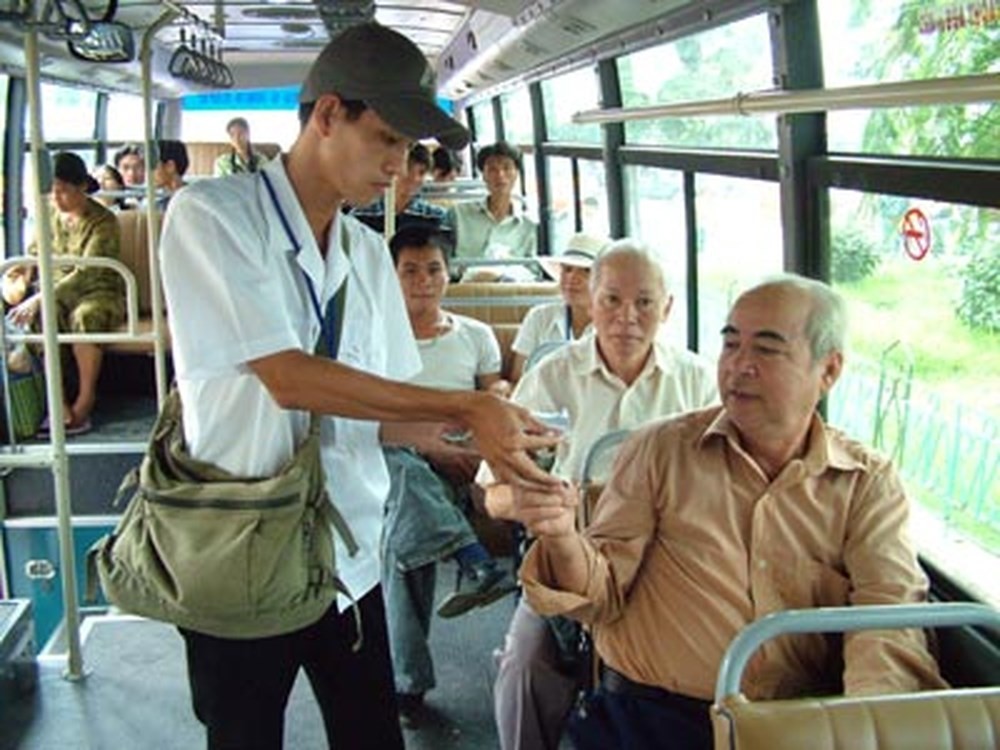 巴士乘務員不收取長者車票費。