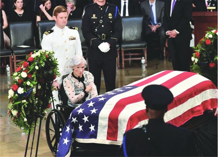 眾多政要出席了在美國國會大廈舉行的大型追悼活動，麥凱恩106歲高齡的母親也出席這場活動