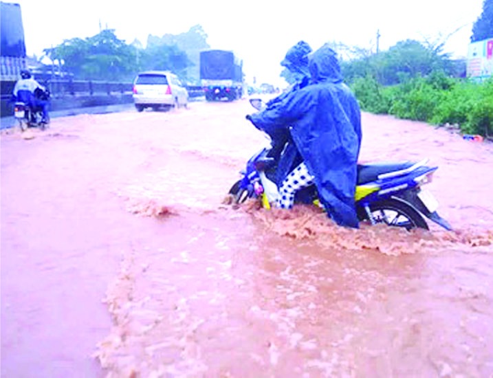 〔本報消息〕昨(3)日中午延長多時的一場強降雨，已導致途經同奈省隆慶市“母子嶺”和途經統一縣春盛鄉陳興道村的1號國道嚴重受淹。