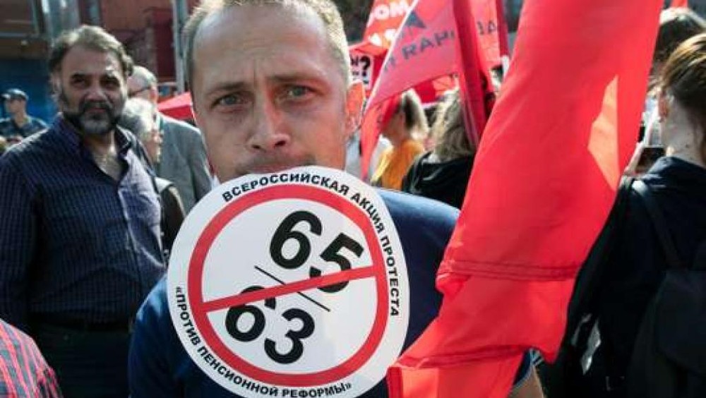 俄羅斯各地9月2日有數千群眾走上街頭，抗議政府計劃調高退休金請領年齡。