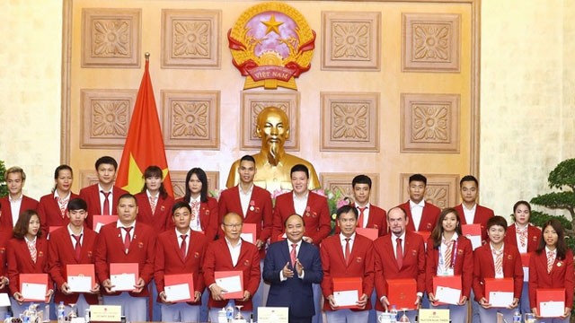 阮春福總理向成績優異運動員給予表彰。
