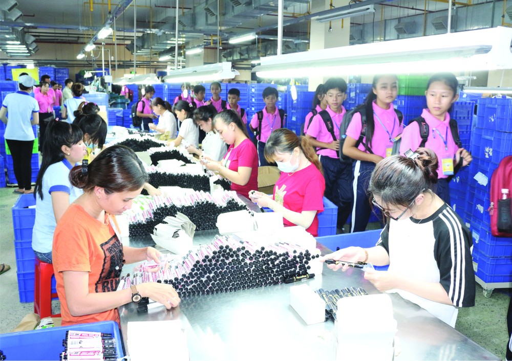 本市學生參觀華人企業天龍集團的生產線。