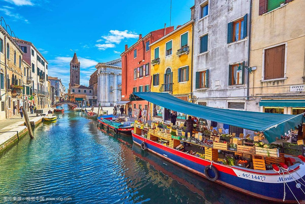 威尼斯運河船出售水果和蔬菜。