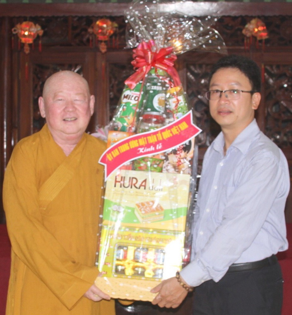 越南祖國陣線委員會宗教民族主任阮文清(圖右)代表考察團向釋惟鎮法師(圖左)贈送禮物