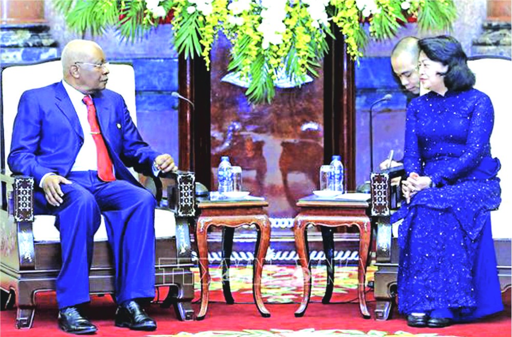 國家代主席鄧氏玉盛接見莫桑比克共和國原總統。