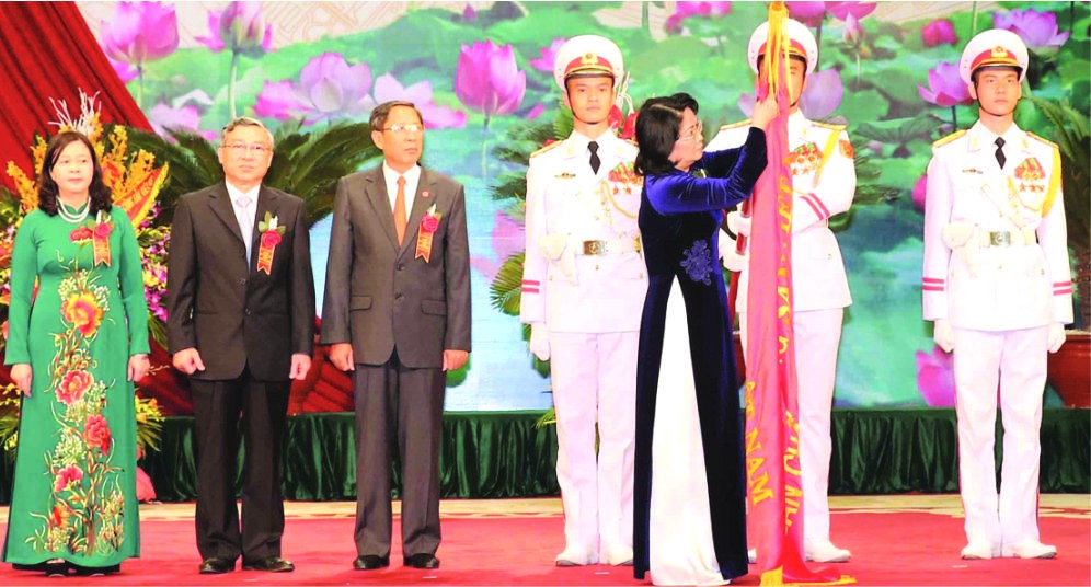 國家代主席鄧氏玉盛向中央檢查委員會頒授一等 勞動勳章。