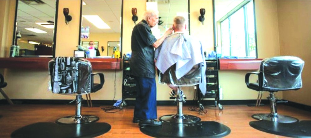 世界最高齡理髮師仍全職工作