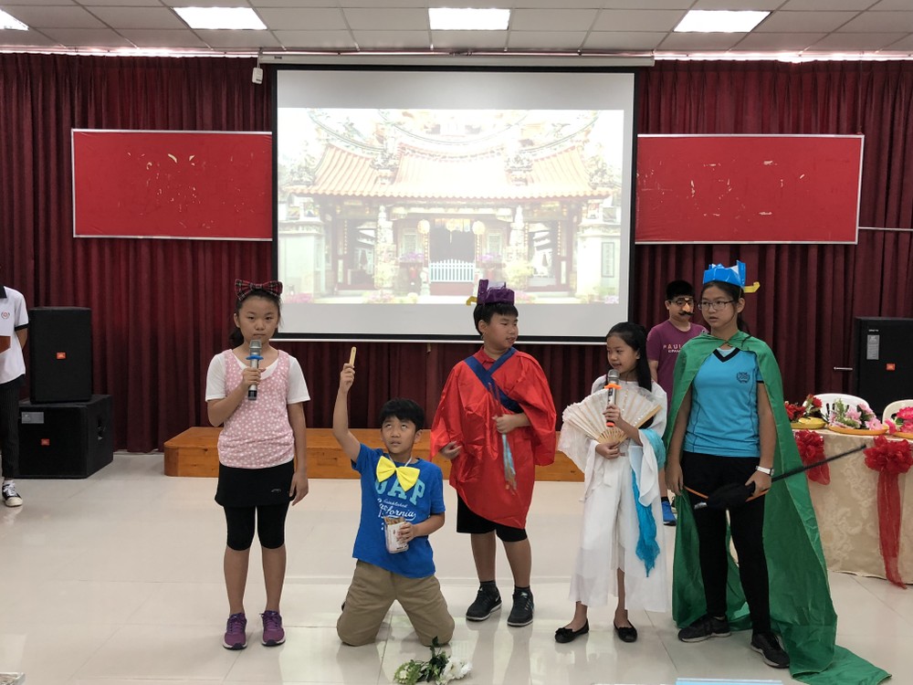 胡志明市台灣學校學生表演節目。