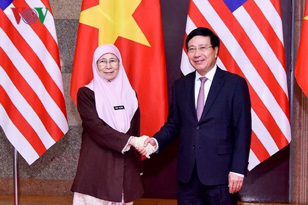 政府副總理范平明昨(26)日在國際會議中心接見了前來越南進行正式訪問與出席本月24至26日第三次東盟(東協)婦女工作部長會議的馬來西亞副首相旺阿茲莎並舉行會談。