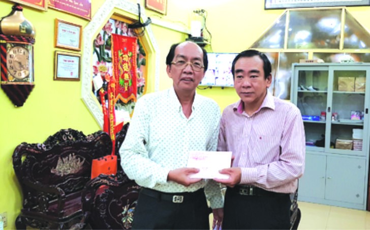 黃偉峰代董事長將獎金頒贈給 周智勤老師(右)。