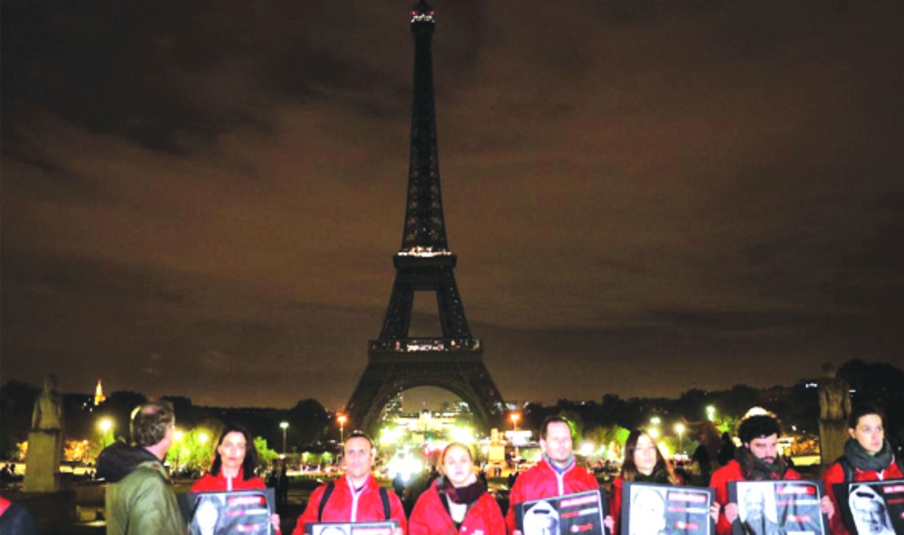 埃菲爾鐵塔１日夜晚熄燈紀念殉職記者。