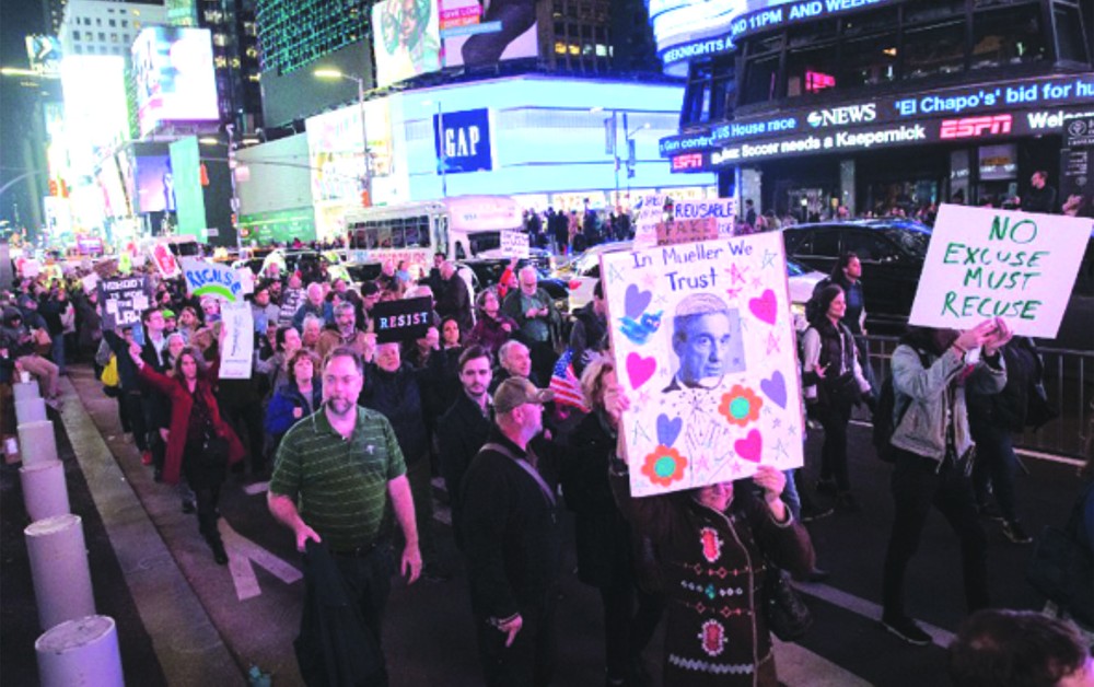 示威者在紐約時代廣場遊行。