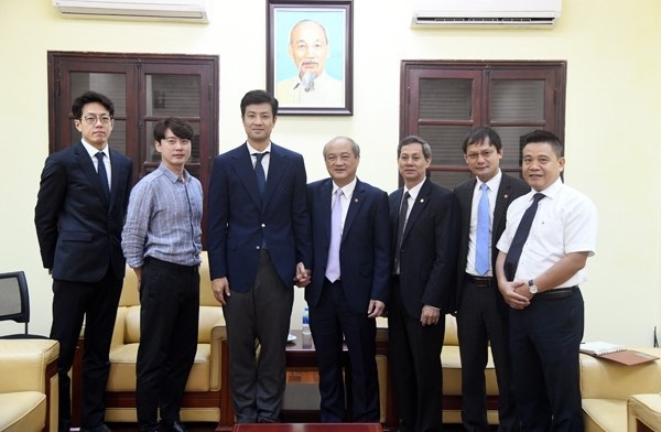 亞洲奧林匹克理事會幹部代表團與越南體育總局代表合影留念。