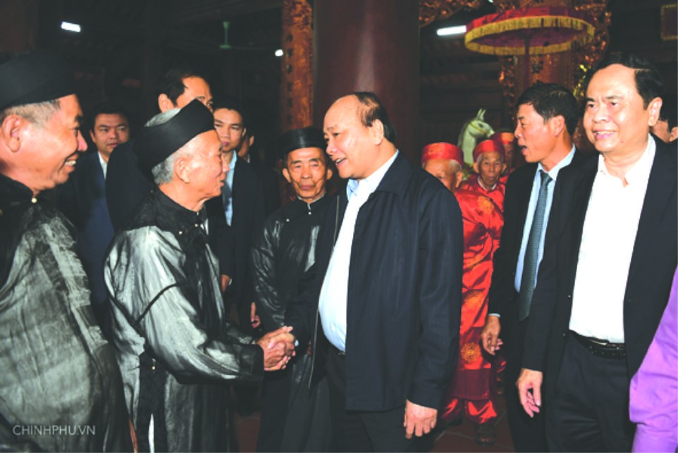 政府總理阮春福與村民交談。