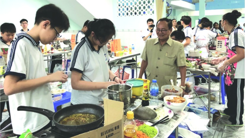 為了慶祝越南教師節來臨及成立40週年，文朗學校昨(10)日舉辦“學生烹飪比賽”。