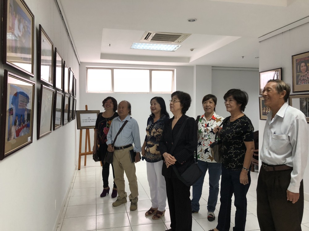 劉金華主席與各華人代表參觀圖片展。