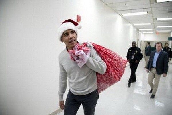 奧巴馬版聖誕老人出現在兒童醫院