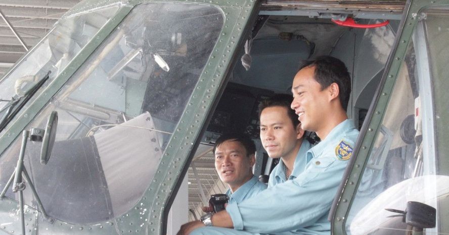 右起第一和第三：陳明富少校與吳鴻山中校在一次準備執行飛行任務。