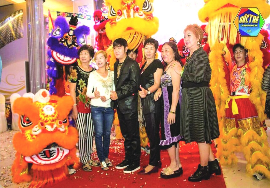 李志成（左三）、梁美美（左二）以及各華人歌手將參加演唱會。