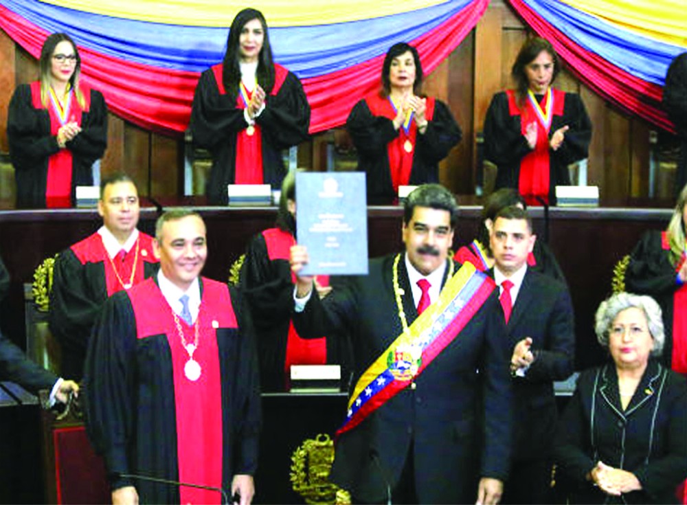 委總統馬杜羅（中）連任就職儀式上展示證書。