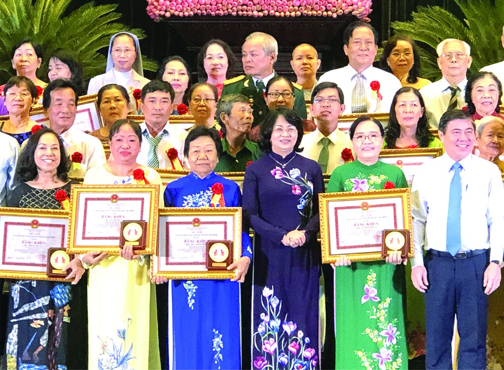 國家副主席鄧氏玉盛(前排左四)頒發獎狀給各模範。