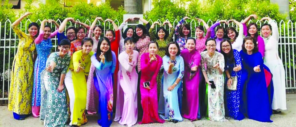 第五郡婦女會正在準備響應「越南長衫」比賽。