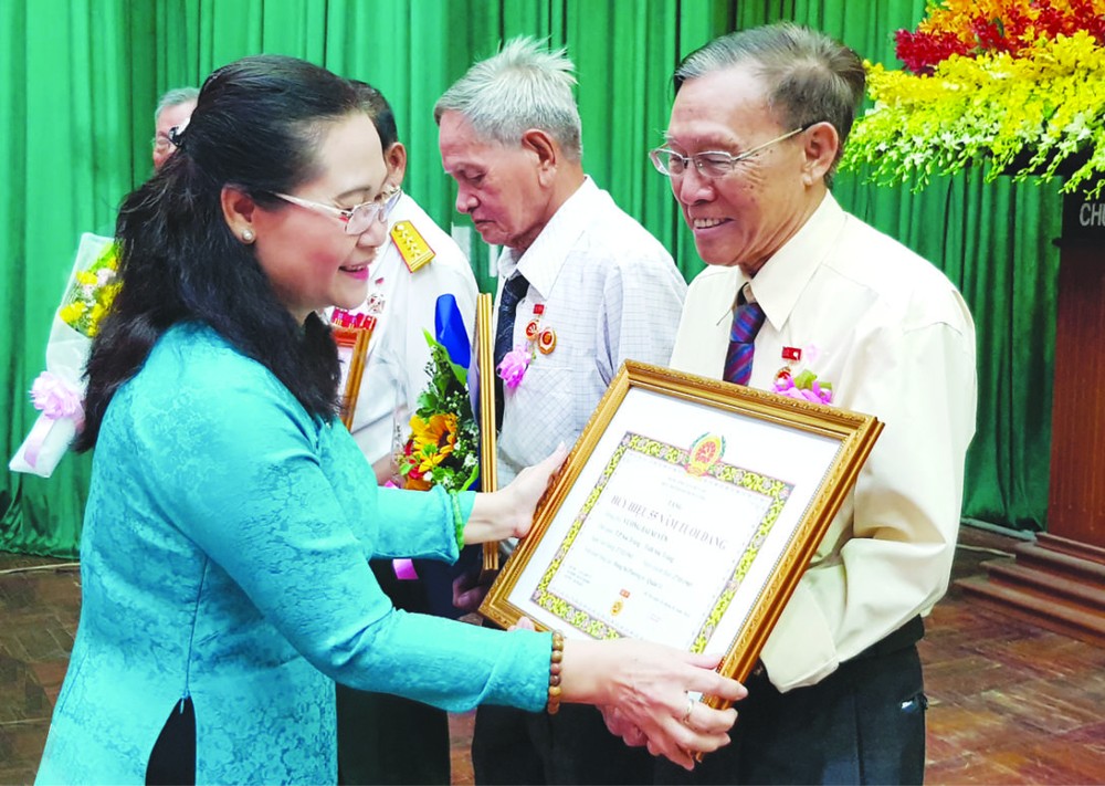 市委組織處主任阮氏麗頒發 黨齡紀念章給王沛川同志。