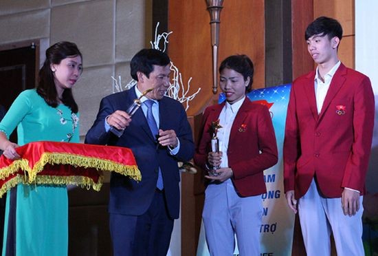 阮玉善部長向各運動員頒發獎項。