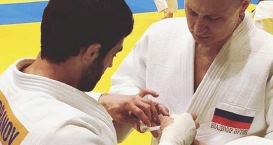普京與奧運冠軍一起練柔道 右手不慎受傷