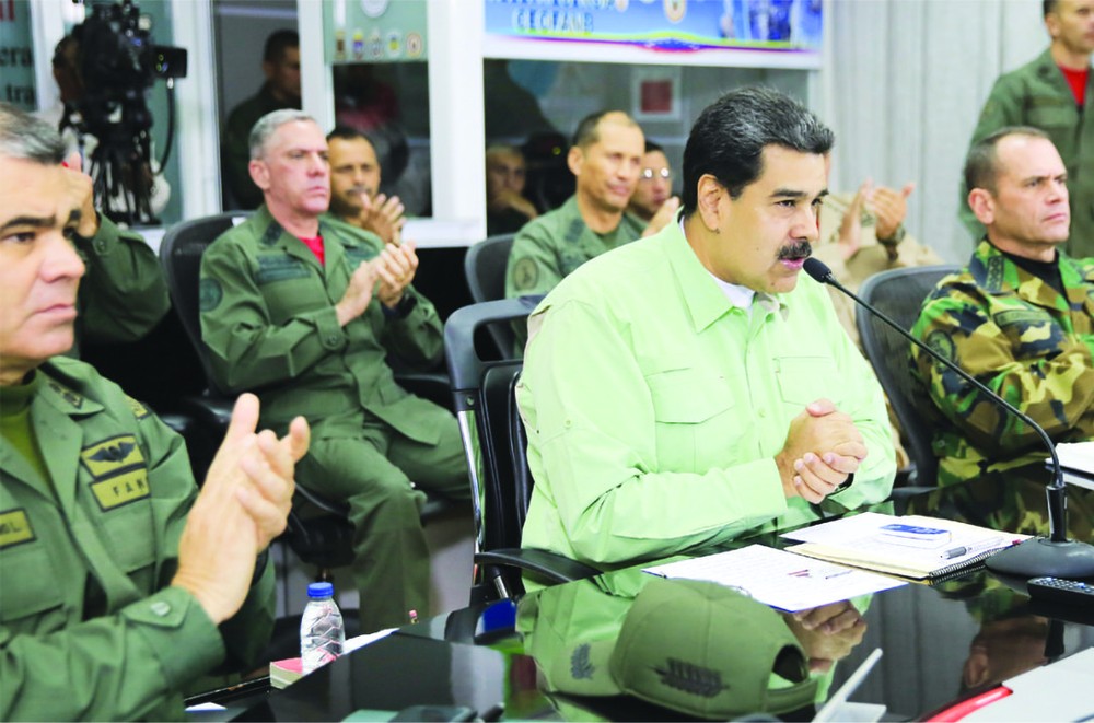 委總統馬杜羅(前中)在與軍方高層的會議上講話。