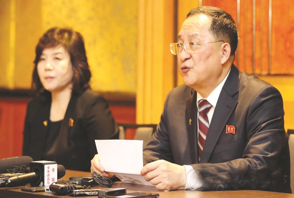 朝鮮外相李容浩（右）召開記者會就金特會發表立場。