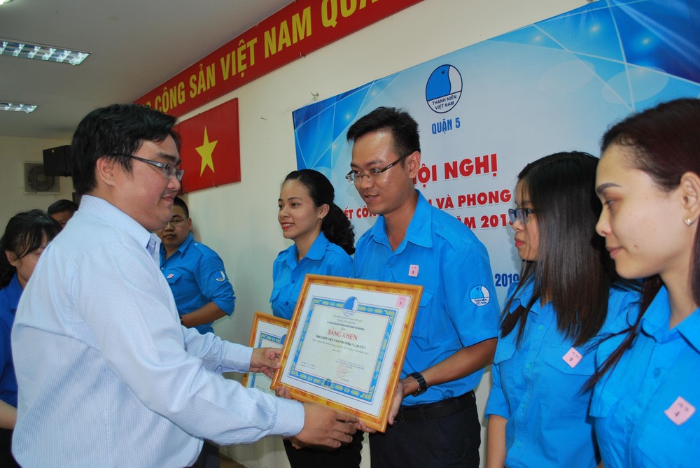 市青聯會主席吳明海向出色的集團與個人頒贈獎狀。
