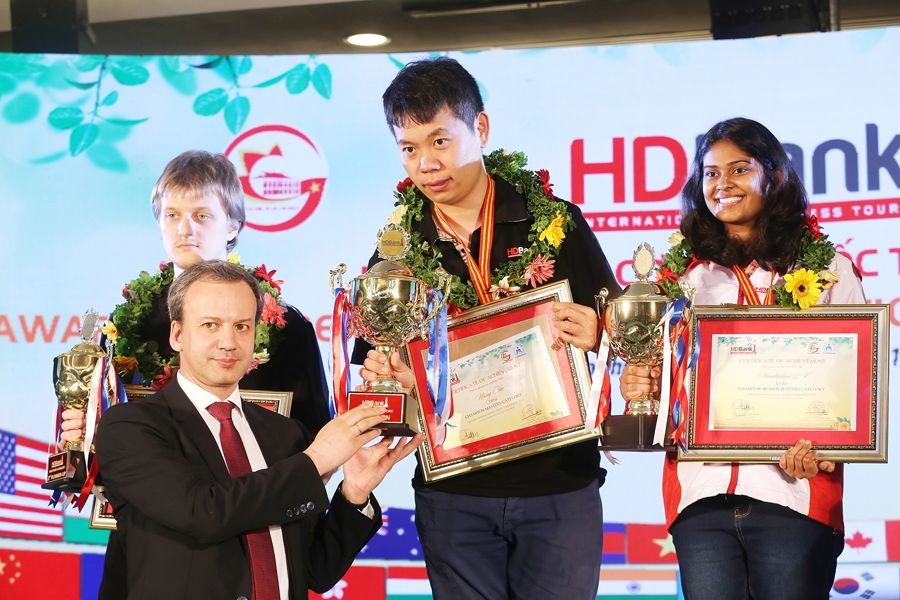 國際棋聯主席德沃科維奇向中國棋手王皓頒獎。