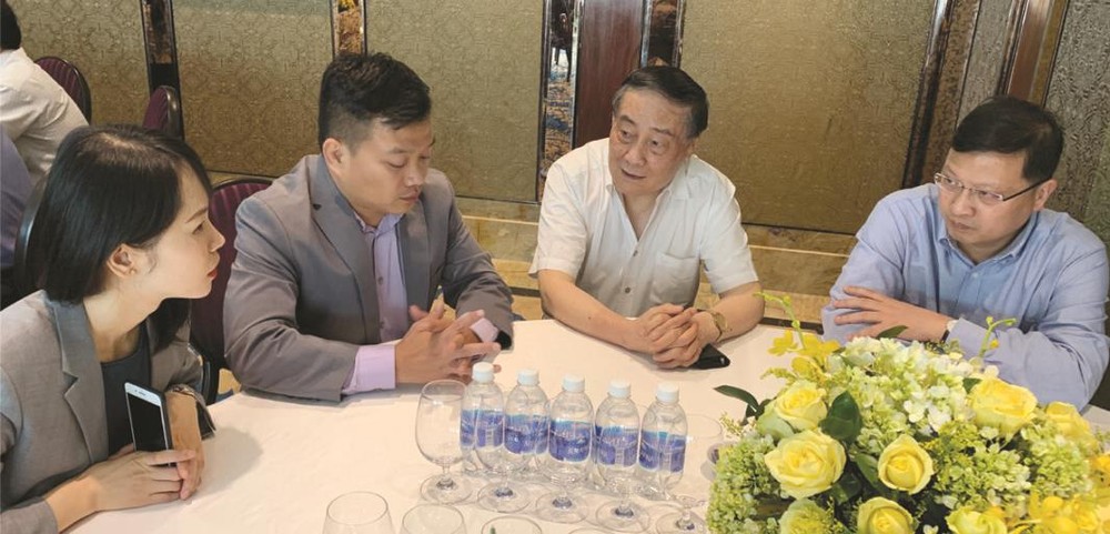 中國杭州娃哈哈集團董事長宗慶後(左三)與越南 企業家交流。